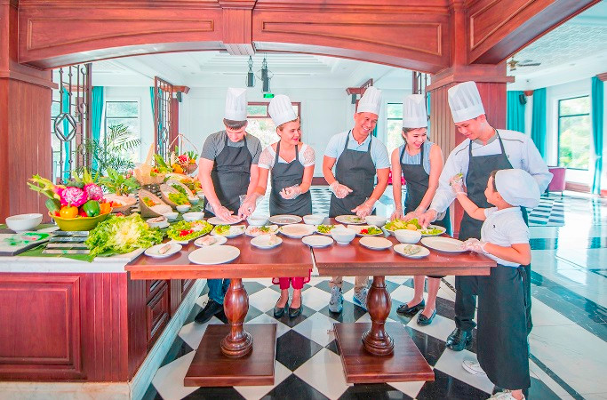 Lớp học nấu ăn (Cooking class) sẽ “cá nhân hóa” dịch vụ ẩm thực đến từng khách hàng. (Nguồn: Vingroup)