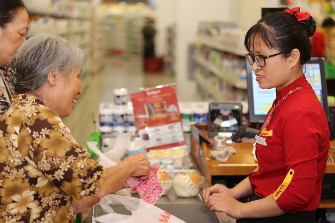 Khách hàng vui mừng khi gặp lại nhân viên thu ngân quen tại VinMart mới.(Ảnh: CTV)