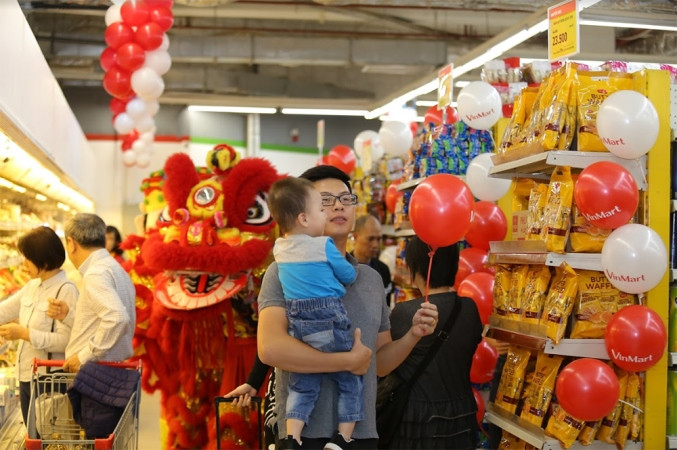 Đông đảo khách hàng hào hứng tới mua sắm tại VinMart mới trong ngày khai trương. (Ảnh: CTV)