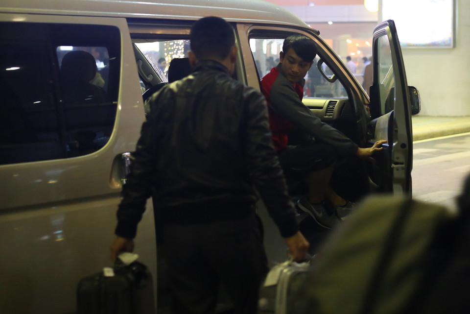 Các cầu thủ cũng ra xe, xếp đồ và di chuyển rất nhanh. Chuyến đi kéo dài 18 tiếng đã làm họ mệt mỏi. (Ảnh: Minh Chiến/Vietnam+)