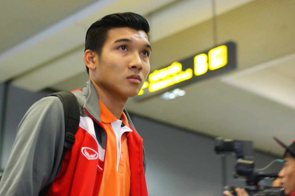 Vài phút sau khi ông Miura rời sảnh, các cầu thủ U23 mới xuất hiện. Họ gần như chia thành hai nhóm riêng biệt, không có bất kỳ mối liên hệ nào với nhau. (Ảnh: Minh Chiến/Vietnam+)