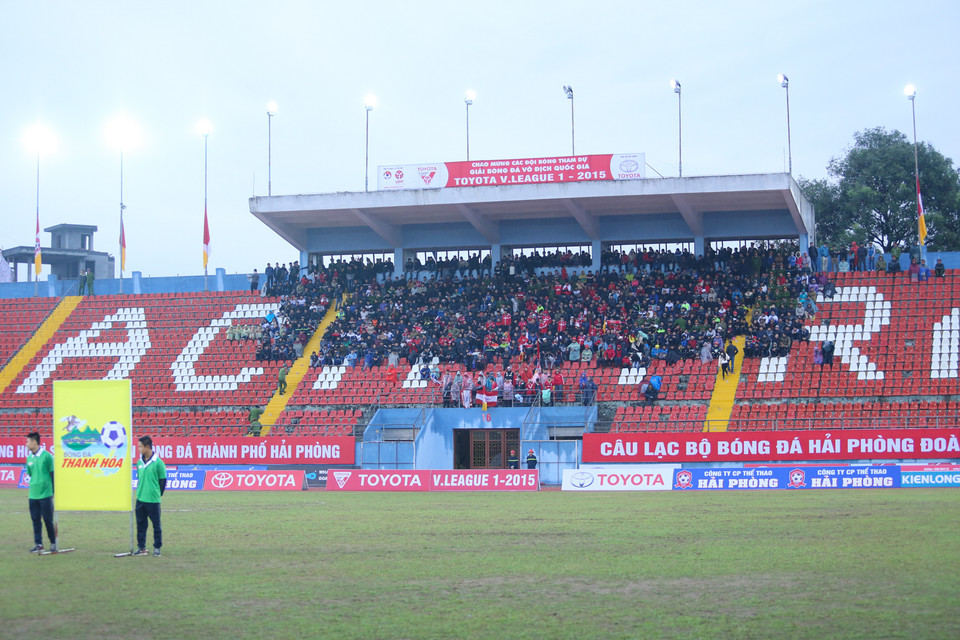 Cổ động viên Hải Phòng ngồi lọt thỏm ở khán đài B trong cơn mưa lớn đổ xuống Lạch Tray chiều qua. (Ảnh: Minh Chiến/Vietnam+)