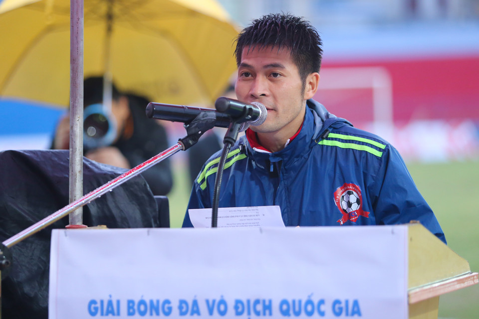 Đội trưởng Minh Châu tuyên thệ, hứa thi đấu trung thực, cao thượng trong trận Hải Phòng ra mắt khán giả nhà ở mùa bóng mới. (Ảnh: Minh Chiến/Vietnam+)