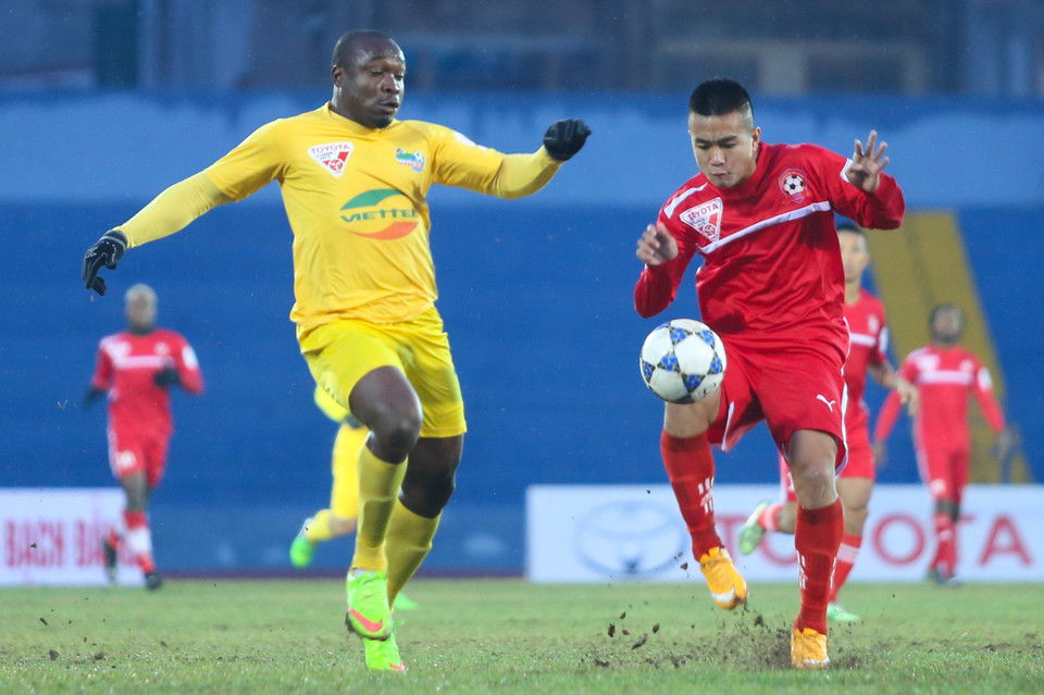 Hải Phòng nhập cuộc khá tốt. Hàng thủ của họ phong tỏa thành công chân sút Timothy của Thanh Hóa... (Ảnh: Minh Chiến/Vietnam+)