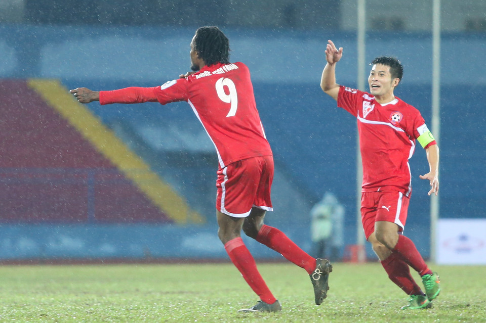 Fagan ăn mừng trong tình huống ấn định tỷ số 2-0 ở phút 72. Đây cũng là pha lập công thứ hai của anh ở V-League 2015. (Ảnh: Minh Chiến/Vietnam+) Hai bàn thắng của Andre Diego Fagan và Errol Anthony Stevens đã giúp Hải Phòng dễ dàng giành thắng lợi 2-0 trước Thanh Hóa tại vòng 2 V-League 2015 chiều qua (11/1). Chi tiết đáng chú ý nhất tại Lạch Tray là 90 phút ra mắt của trung vệ U19 Việt Nam Lục Xuân Hưng trong màu áo Thanh Hóa.