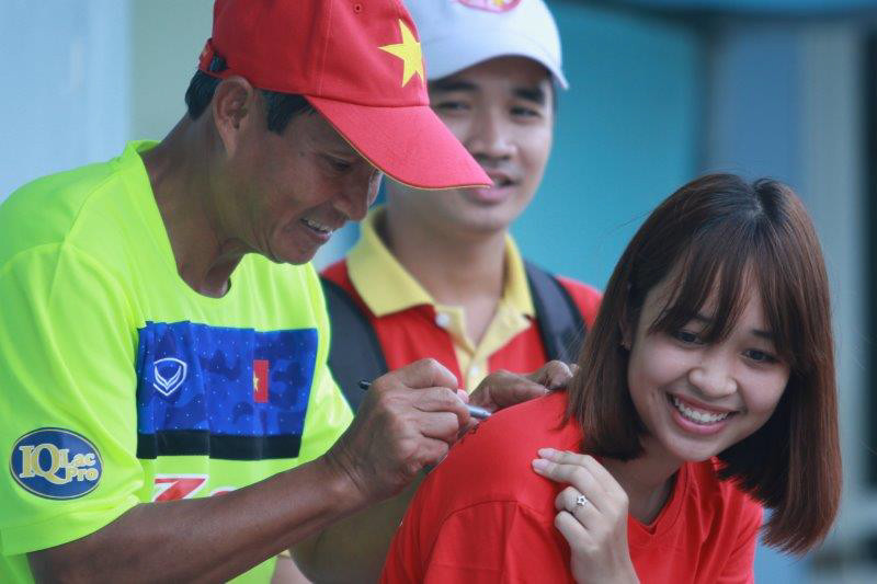 Huấn luyện viên Mai Đức Chung đã có mặt và chỉ đạo luyện tập trong buổi tập sáng nay (30/8) của đội tuyển. Ông còn ký tặng trên áo cho những người hâm mộ tới theo dõi đội tuyển. (Ảnh: Tá Hiển/Vietnam+) Huấn luyện viên Mai Đức Chung đã vắng mặt trong buổi tập chiều nay của đội tuyển Việt Nam do bận tiếp Thủ tướng trong buổi lễ mừng công tuyển nữ Việt Nam chiều tối nay (30/8)./.