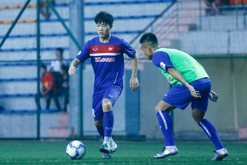 Buổi tập chiều nay, đội tuyển Việt Nam tập luyện trên mặt sân cỏ nhân tạo. Vì trận đấu tới với Campuchia sẽ thi đấu trên mặt sân nhân tạo nên những buổi tập trên mặt cỏ này là hết sức cần thiết. (Ảnh: Minh Chiến/Vietnam+)