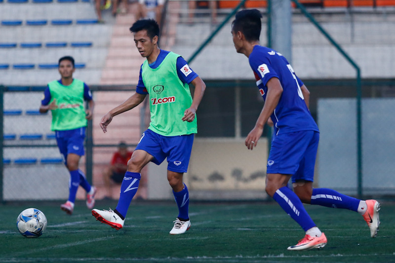 Huấn luyện viên Mai Đức Chung cũng đã quyết định đội trưởng và đội phó của đội tuyển Việt Nam. Văn Quyết sẽ là đội trưởng và Minh Tuấn là đội phó trong trận đấu sắp tới với Campuchia tại vòng loại Asian Cup 2019. (Ảnh: Minh Chiến/Vietnam+)