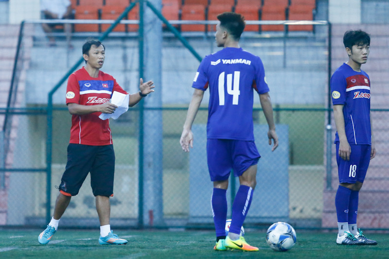 Nhưng sang buổi tập chiều, ông Chung bất ngờ vắng mặt. Ông giao lại giáo án cho trợ lý và nhờ họ tổ chức buổi tập của đội tuyển. (Ảnh: Minh Chiến/Vietnam+)