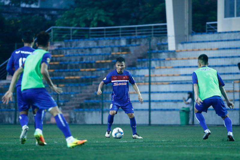 Những cầu thủ U22 Việt Nam như Công Phượng, Quang Hải đã trở lại tập luyện đầy đủ với đội bóng. Sáng nay, họ chỉ tập nhẹ trong khi các tuyển thủ khác tập nặng. (Ảnh: Minh Chiến/Vietnam+)