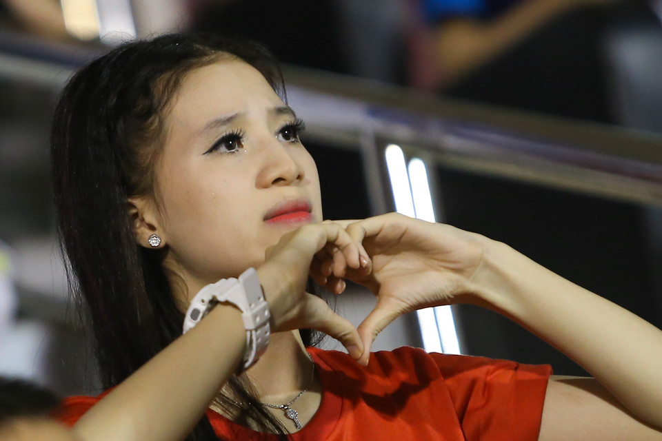 Cô gái xinh đẹp này mặc áo in hình quốc kỷ, ngồi riêng ở khu khán đài A, lặng lẽ theo dõi và không bỏ lỡ một pha bóng nào của U21 Việt Nam. (Ảnh: Minh Chiến/Vietnam+) Một nữ cổ động viên xinh đẹp đã không kìm được cảm xúc của mình với từng đường lên bóng của U21 Việt Nam trong trận thắng 4-2 trước U21 Thái Lan hôm qua (22/11)./.