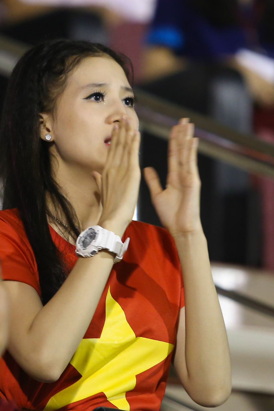 Nhìn cái cách cô thấp thỏm với từng pha bóng của đội tuyển, có lẽ cô là bạn gái hoặc người thân của một cầu thủ nào đó trong đội. (Ảnh: Minh Chiến/Vietnam+)
