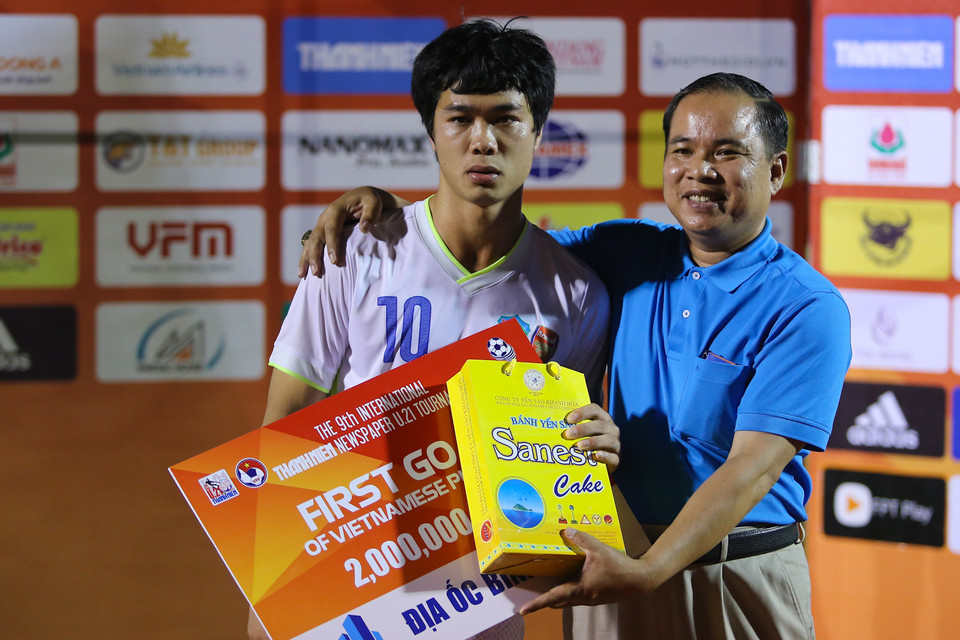 Đội trưởng của U21 Hoàng Anh Gia Lai được bầu chọn là cầu thủ Việt Nam xuất sắc nhất trận đấu sau thất bại 0-1 của U21 Hoàng Anh Gia Lai trước U19 Hàn Quốc. (Ảnh: Minh Chiến/Vietnam+) Dù đội bóng phải nhận thất bại còn bản thân “tịt ngòi” trước đối thủ mạnh, Công Phượng vẫn nhận được giải Cầu thủ Việt Nam xuất sắc nhất trận đấu. Đó thực sự là một bất ngờ không mấy vui vẻ của Công Phượng./.