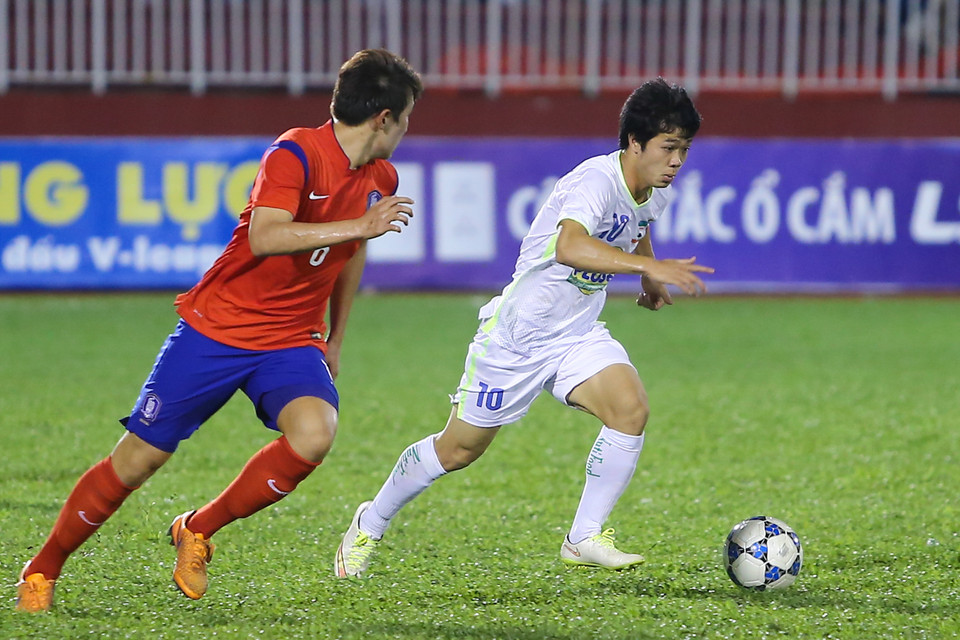 Sự có mặt của huấn luyện viên Toshiya Miura trên khán đài càng làm tăng thêm quyết tâm của Công Phượng. (Ảnh: Minh Chiến/Vietnam+)