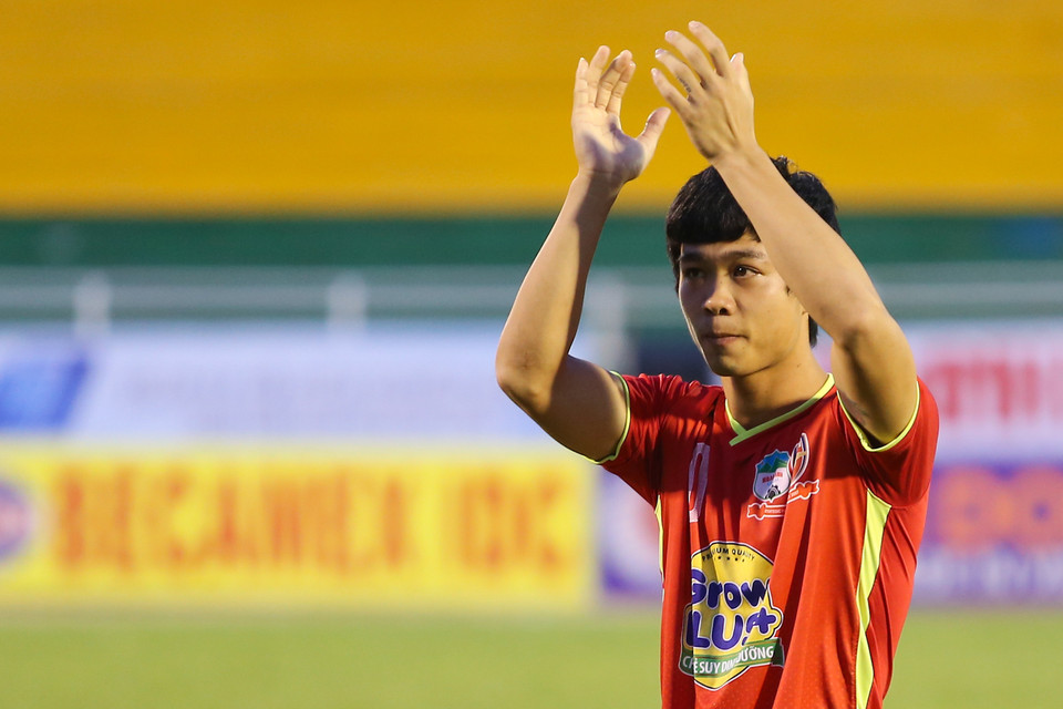 Công Phượng là tâm điểm chú ý tại giải U21 quốc tế năm nay. Anh ra sân khởi động và ngay lập tức nhận được sự ủng hộ từ các khán đài. (Ảnh: Minh Chiến/Vietnam+)