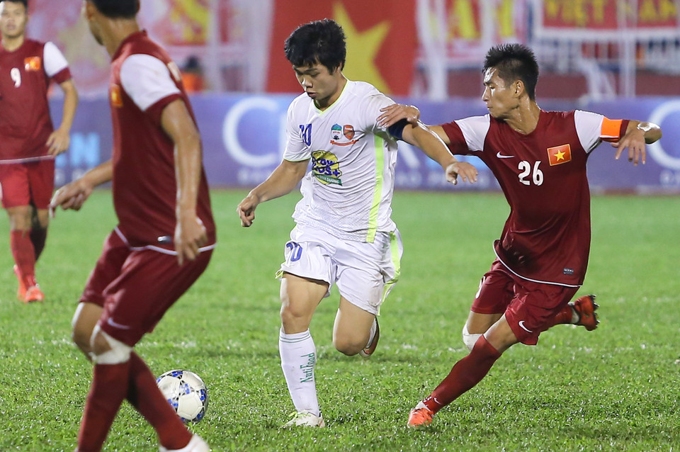 U21 Hoàng Anh Gia Lai lại phải nhờ tới đôi chân của người đội trưởng tài hoa. (Ảnh: Minh Chiến/Vietnam+)