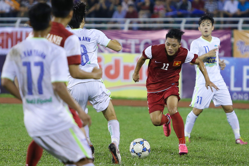 Lâm Ti Phông (số 11) có một ngày thi đấu chói sáng. Cựu binh U19 Việt Nam là người cứa lòng tuyệt đẹp tạo cơ hội trong bàn thắng của Xuân Mạnh. (Ảnh: Minh Chiến/Vietnam+)