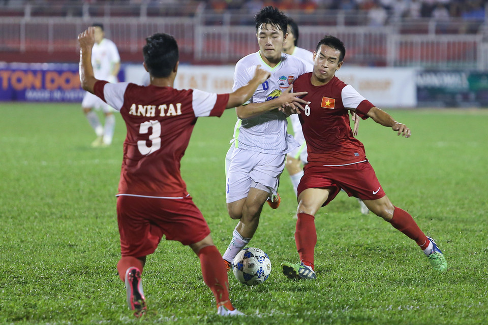 Các cầu thủ áo trắng gặp rất nhiều khó khăn trước bức tường phòng ngự 4-4-2 của U21 Việt Nam. (Ảnh: Minh Chiến/Vietnam+)