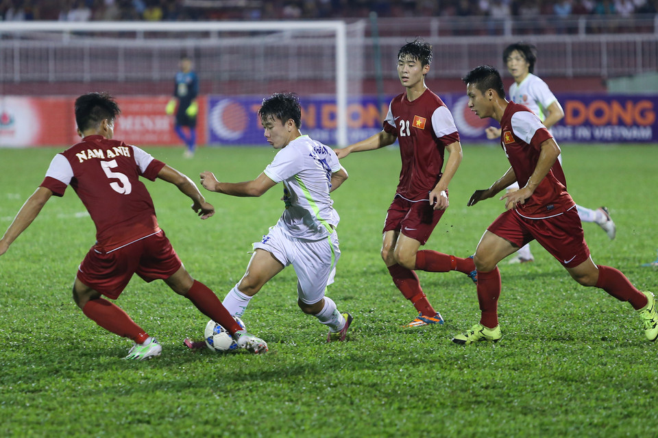 Kể từ đây, đội bóng của ông Phạm Minh Đức có điều kiện thi triển đấu pháp phòng ngự phản công quen thuộc. (Ảnh: Minh Chiến/Vietnam+)