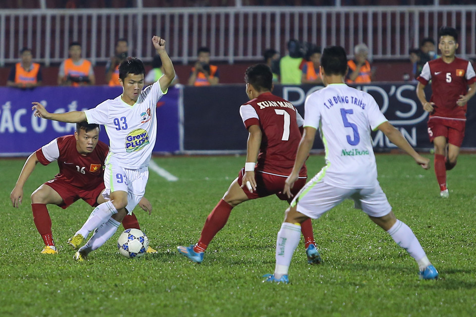 Dù vậy, đội bóng áo trắng vẫn nhập cuộc rất tốt và ngay lập tức làm chủ thế trận. (Ảnh: Minh Chiến/Vietnam+)