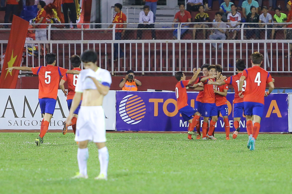 Chỉ ít phút sau, Kim Jeonghwan ghi bàn mở tỷ số cho U19 Hàn Quốc. (Ảnh: Minh Chiến/Vietnam+)