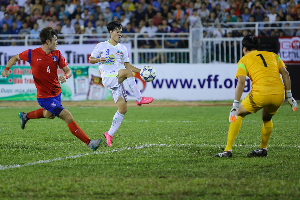 Văn Toàn có cơ hội đối mặt thủ môn ở phút 43. Nhưng cú tâng bóng kỹ thuật của anh đã đưa bóng đi vọt xà. (Ảnh: Minh Chiến/Vietnam+)