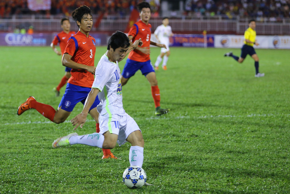 Công Phượng có cơ hội đầu tiên với tình huống đối mặt thủ môn ở phút 12. Nhưng anh là người thất bại. (Ảnh: Minh Chiến/Vietnam+)