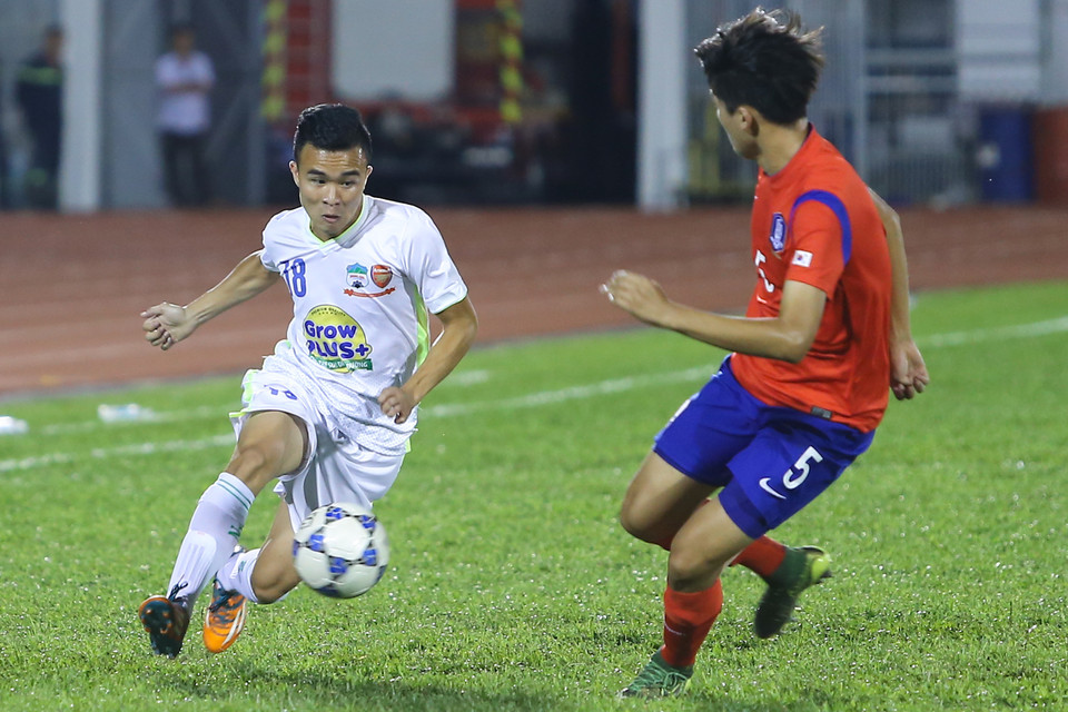 U21 Hoàng Anh Gia Lai nhập cuộc với lối chơi ngắn, nhỏ, ban bật quen thuộc. (Ảnh: Minh Chiến/Vietnam+)