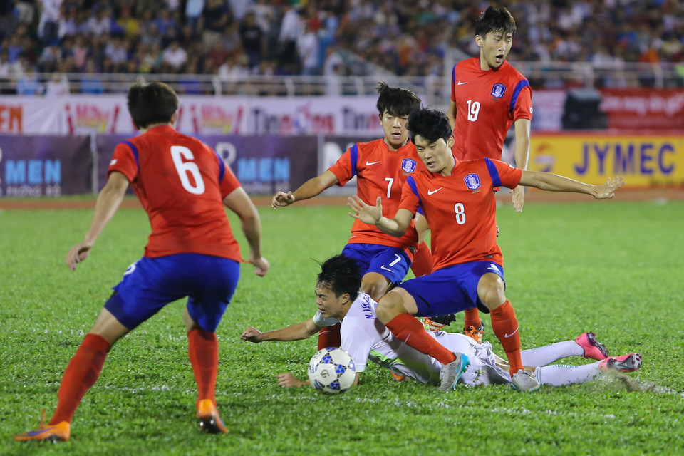 Nhưng không nỗ lực nào từ đội bóng áo trắng đủ để đánh bại hàng phòng ngự màu đỏ. (Ảnh: Minh Chiến/Vietnam+)