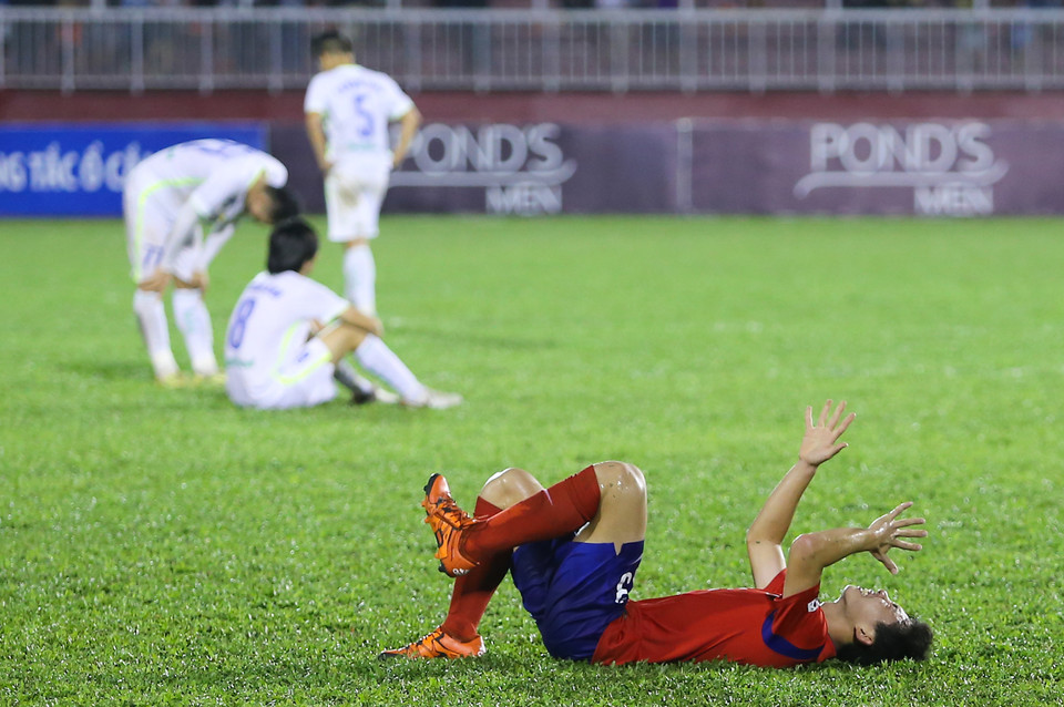 Tiếng còi kết thúc trận đấu vang lên đánh dấu thắng lợi 1-0 cho U19 Hàn Quốc. Các cầu thủ áo đỏ ngồi phịch xuống sân vì mệt. (Ảnh: Minh Chiến/Vietnam+)