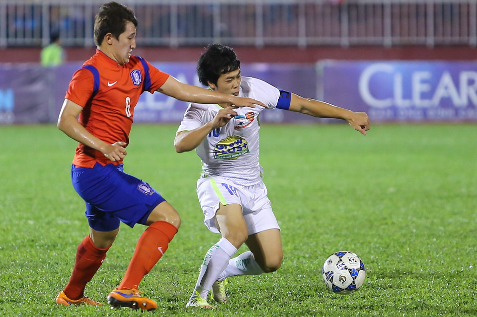 Công Phượng và U21 Hoàng Anh Gia Lai đã phải nhận thất bại 0-1 trước U19 Hàn Quốc trong ngày ra quân tại giải U21 quốc tế 2015 tối qua (21/11). (Ảnh: Minh Chiến/Vietnam+) U21 Hoàng Anh Gia Lai đã phải nhận thất bại 0-1 trước U19 Hàn Quốc trong ngày ra quân tại giải U21 quốc tế 2015 tối qua (21/11). Một năm về trước, Công Phượng, Văn Toàn, Tuấn Anh... trong màu áo U19 Việt Nam từng thảm bại 0-6 trước U19 Hàn Quốc ở vòng chung kết giải U19 châu Á 2014. Tái ngộ tại Thống Nhất, U19 Hàn Quốc vẫn cho thấy đẳng cấp vượt trội và tiếp tục đánh bại đối thủ bằng bàn thắng duy nhất của số 14 Kim Jeonghwan ở phút 24./.