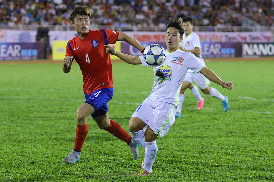 Huấn luyện viên Nguyễn Quốc Tuấn tung Minh Vương (áo trắng) vào sân để tăng sức tấn công cho đội chủ nhà. (Ảnh: Minh Chiến/Vietnam+)