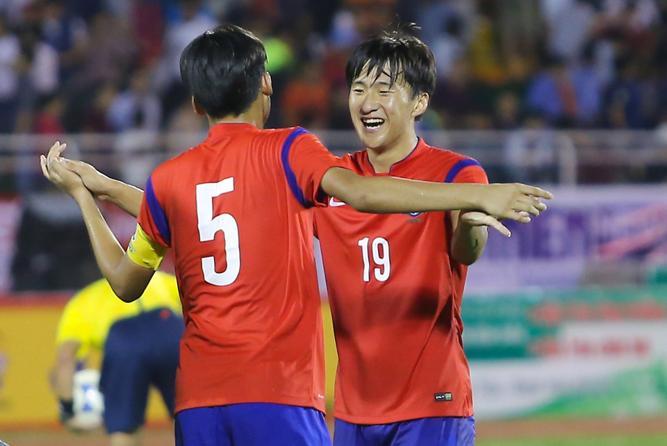 U19 Hàn Quốc thực sự phải khổ chiến để có 3 điểm. Dù thất bại, U21 Hoàng Anh Gia Lai đã buộc đối thủ phải dốc hết sức lực. (Ảnh: Minh Chiến/Vietnam+)