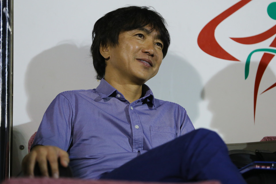 Kết thúc hiệp một, các cầu thủ U21 Hoàng Anh Gia Lai từng lên tuyển chịu thêm một 'áp lực' nữa với sự xuất hiện của huấn luyện viên trưởng đội tuyển Việt Nam Toshiya Miura. (Ảnh: Minh Chiến/Vietnam+)