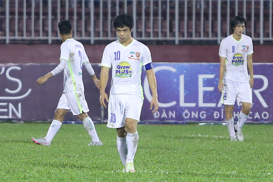 Nhưng niềm vui nhanh chóng chuyển thành nỗi lo lắng khi U21 Hoàng Anh Gia Lai thua liền hai bàn ở cuối hiệp một. (Ảnh: Minh Chiến/Vietnam+)