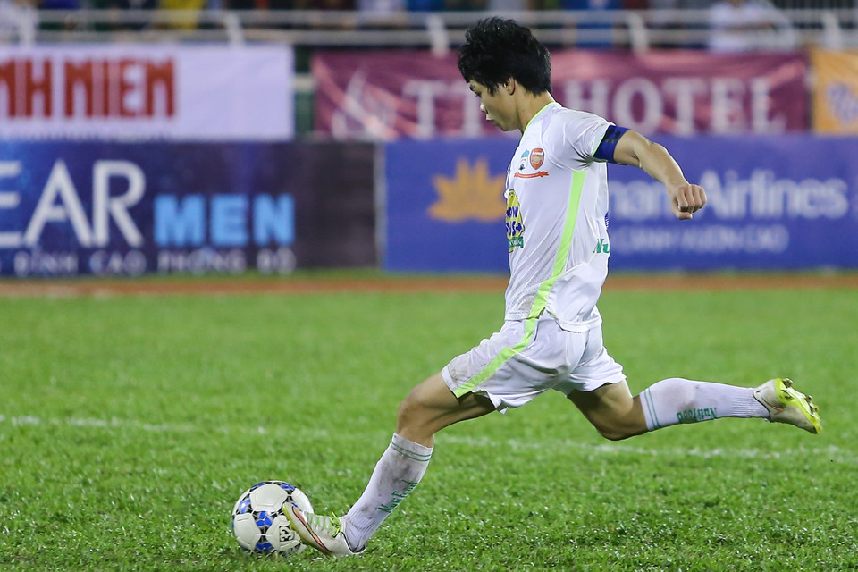 Đến loạt sút luân lưu, nỗi lo lắng chuyển thành thất vọng tột cùng khi Công Phượng sút hỏng lượt đá của mình. (Ảnh: Minh Chiến/Vietnam+)