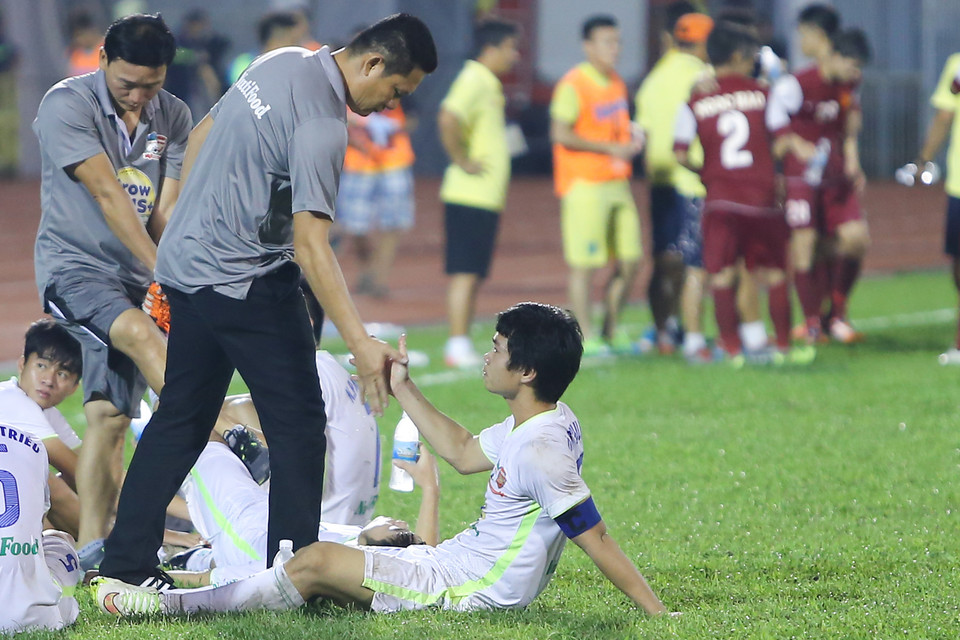 Huấn luyện viên Nguyễn Quốc Tuấn dành nhiều sự quan tâm hơn tới cậu học trò 'cưng' của mình. (Ảnh: Minh Chiến/Vietnam+)