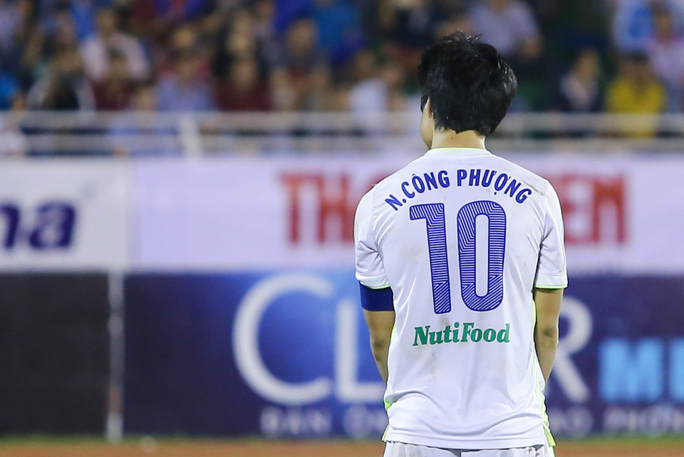 Anh quay mặt về phía báo giới, im lặng. Người xem có thể cảm nhận nỗi đau của Công Phượng lúc này. (Ảnh: Minh Chiến/Vietnam+)