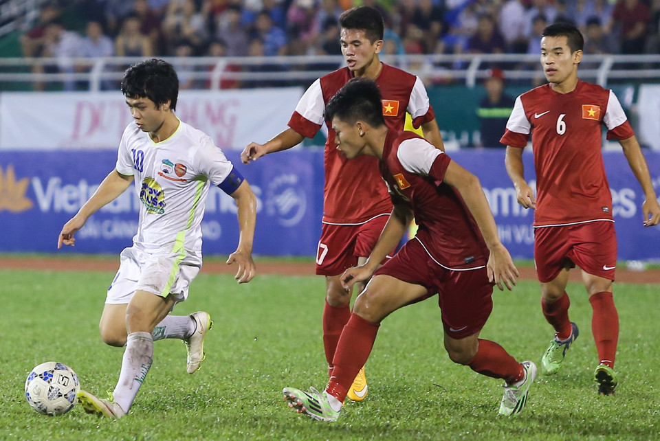 Sự lo lắng chuyển thành quyết tâm thi đấu trong hiệp hai. Công Phượng có rất nhiều tình huống đột phá cá nhân. (Ảnh: Minh Chiến/Vietnam+)