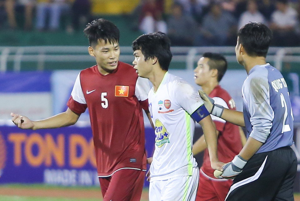 90 phút chính thức qua đi, khi đồng nghiệp bên phía U21 Việt Nam tỏ ra khá thoải mái, bản thân Phượng vẫn chưa trút được ưu tư. (Ảnh: Minh Chiến/Vietnam+)