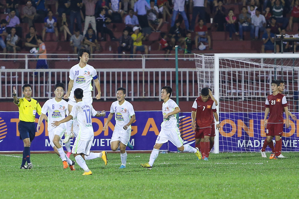 Công Phượng khởi đầu trận đấu bằng niềm vui với bàn thắng mở tỷ số ở phút thứ 10 từ chấm đá phạt. (Ảnh: Minh Chiến/Vietnam+)