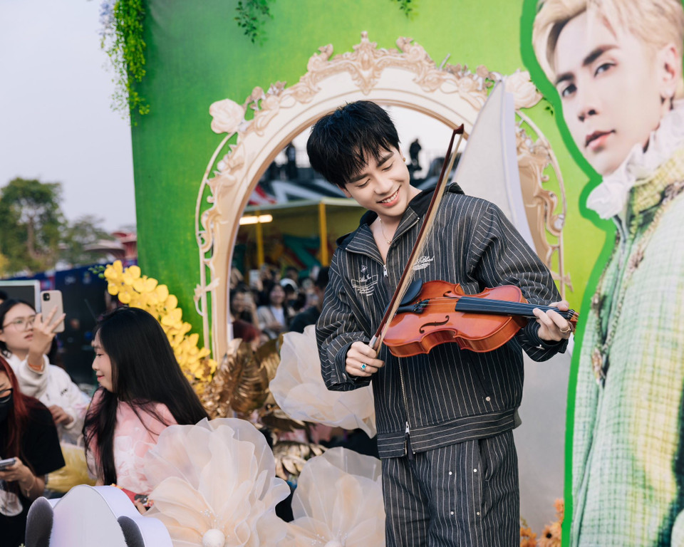 Quang Hùng MasterD (tên thật Lê Quang Hùng) giới thiệu không gian lấy cảm hứng được mô tả như một “khu vườn cảm xúc” dành cho cộng đồng người yêu nhạc. (Ảnh: CTV/Vietnam+)