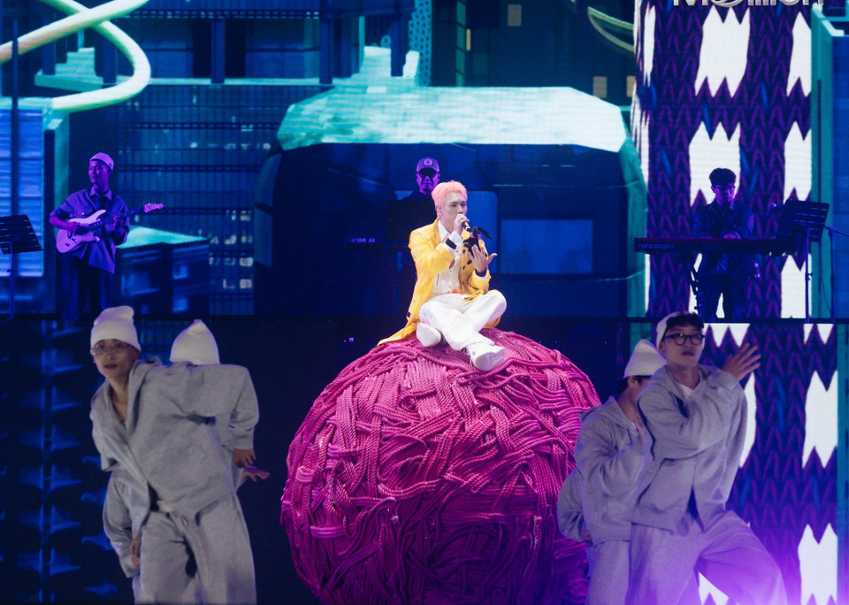 Sân khấu của JSOL với hiệu ứng thị giác ấn tượng trong màn trình diễn 'Cuộn len.' (Ảnh: CTV/Vietnam+)