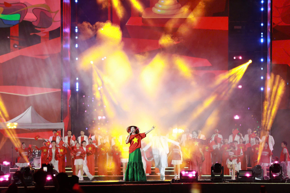 Hòa Minzy để lại ấn tượng bằng giọng hát đầy nội lực trong những ca khúc như "Bắc Bling," "Sẽ chiến thắng." (Ảnh: CTV/Vietnam+)