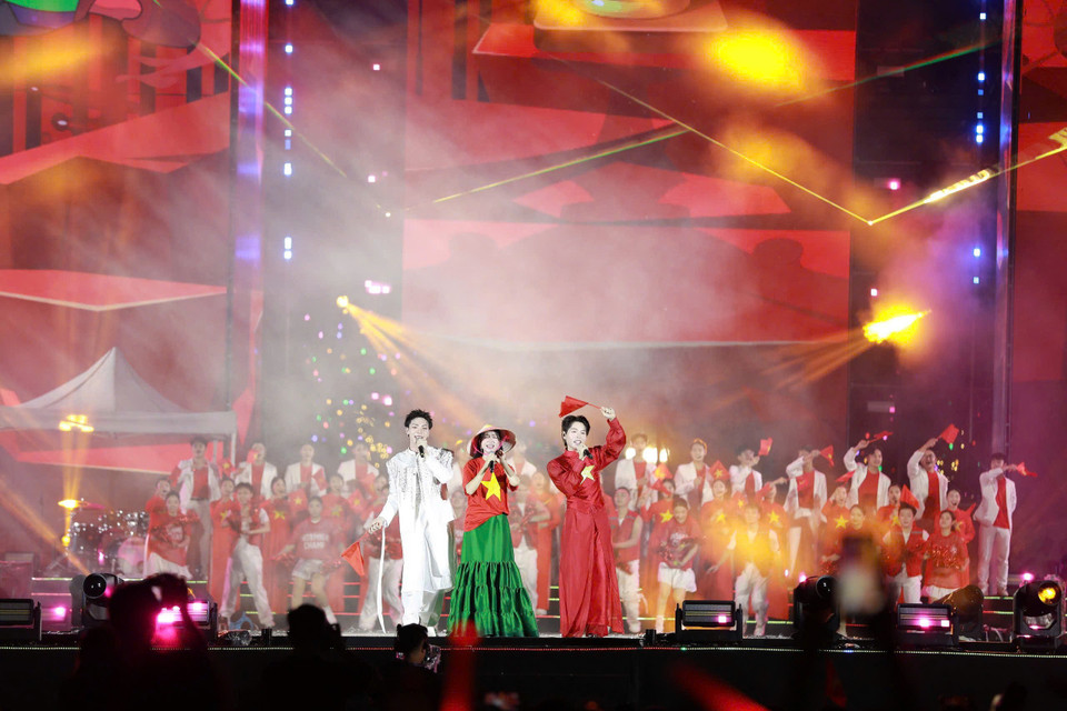 Chị em nhà "Hoa dâm bụt" Hòa Minzy, Đức Phúc và Erik cùng xuất hiện trong chương trình. (Ảnh: CTV/Vietnam+)