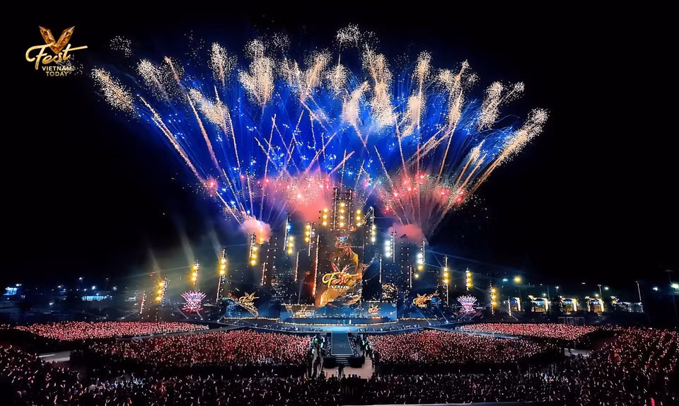 Song song với hoạt động nghệ thuật, “V Fest-Vietnam Today” tiếp tục đồng hành cùng dự án thiện nguyện “Thư viện niềm vui”, tạo không gian tiếp cận tri thức cho hàng chục nghìn học sinh nghèo trên cả nước. Trước đó, dự án đã nhận được hơn 4 tỷ đồng đóng góp cùng hơn 20.000 cuốn sách và sự đồng hành trực tiếp của các nghệ sỹ tham gia chương trình “V Concert-Rạng rỡ Việt Nam” và “V Fest-Thanh xuân rực rỡ.” (Ảnh: CTV/Vietnam+)