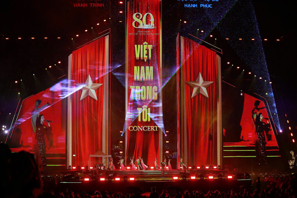 Một điểm sáng khác của đêm diễn chính là sự kết hợp hài hòa giữa âm nhạc, công nghệ và dàn dựng sân khấu. Mỗi tiết mục đều được chăm chút kỹ lưỡng, từ hiệu ứng khói lửa, pháo sáng, ánh sáng LED, cho đến trang phục của nghệ sĩ khi truyền thống, khi hiện đại. Tất cả cùng tạo nên bức tranh văn hóa đa chiều, giàu cảm xúc. (Ảnh: CTV/Vietnam+)