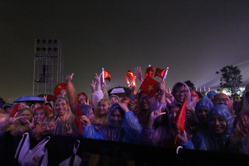 Khán giả hào hứng chờ đón các nghệ sỹ mà họ yêu mến. (Ảnh: CTV/Vietnam+)