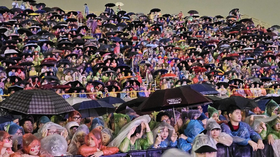 Trước đó, Ban Tổ chức phát đi thông báo chương trình vẫn diễn ra dù thời tiết không thuận lợi. Đêm nhạc không chỉ là một sự kiện nghệ thuật chào mừng 80 năm Cách mạng Tháng Tám và Quốc khánh 2/9 mà còn là lời nhắn gửi về tình yêu quê hương, dân tộc. Ban Tổ chức cung cấp mã QR để kêu gọi quyên góp, sẻ chia với đồng bào miền Trung đang chịu ảnh hưởng của bão số 5. (Ảnh: CTV/Vietnam+)