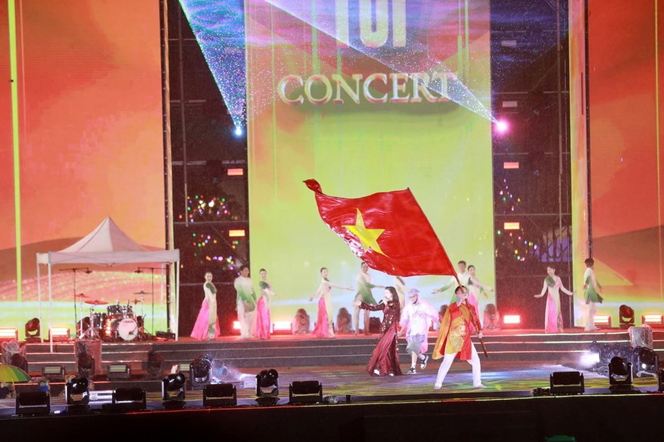 Ca sỹ Dương Hoàng Yến thể hiện ca khúc "Tổ quốc trong ánh mặt trời," "Cầu vồng lấp lánh." (Ảnh: CTV/Vietnam+)